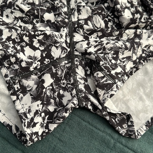 LIKE NEW! Lululemon Tracker Short V (4") - Picture 13 of 15